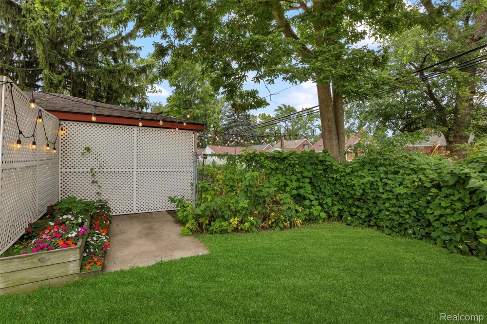 11339 Arnold Redford Charter Township, MI 48239