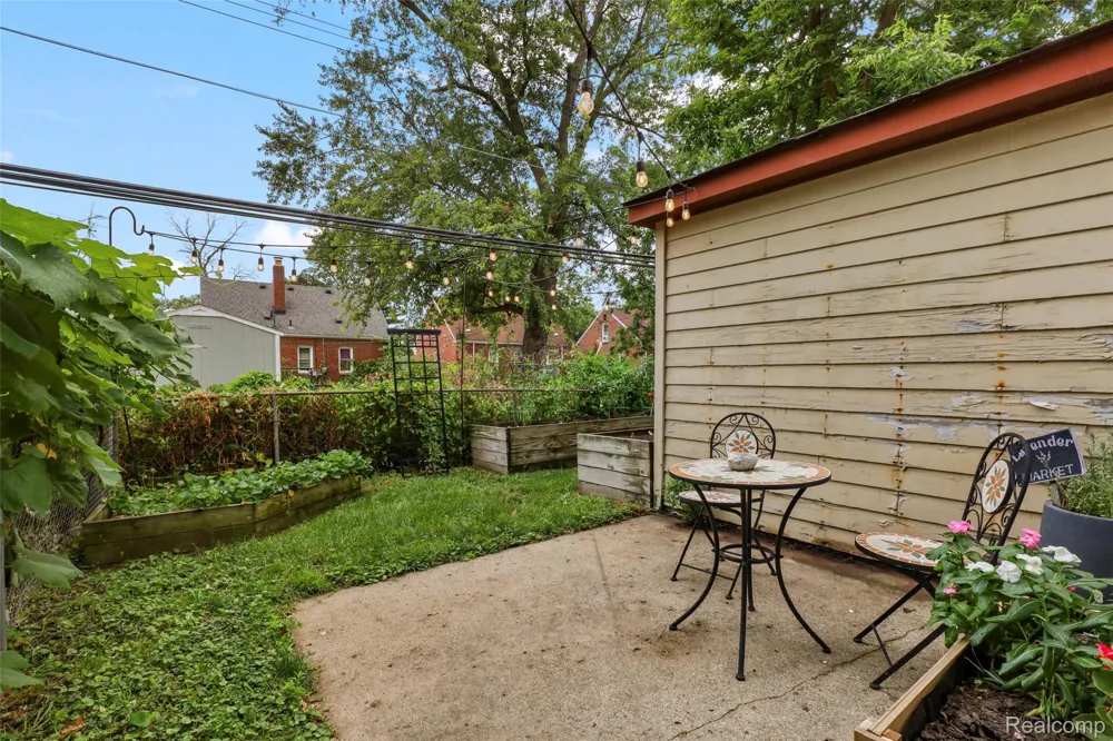11339 Arnold Redford Charter Township, MI 48239