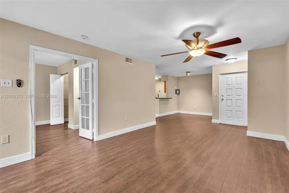 2850 Oakland Forest Dr #208 Oakland Park, FL 33309