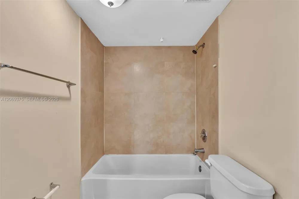 2850 Oakland Forest Dr #208 Oakland Park, FL 33309
