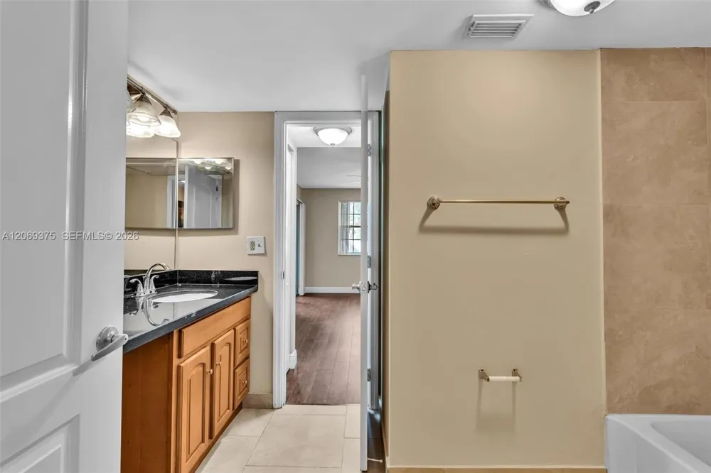 2850 Oakland Forest Dr #208 Oakland Park, FL 33309