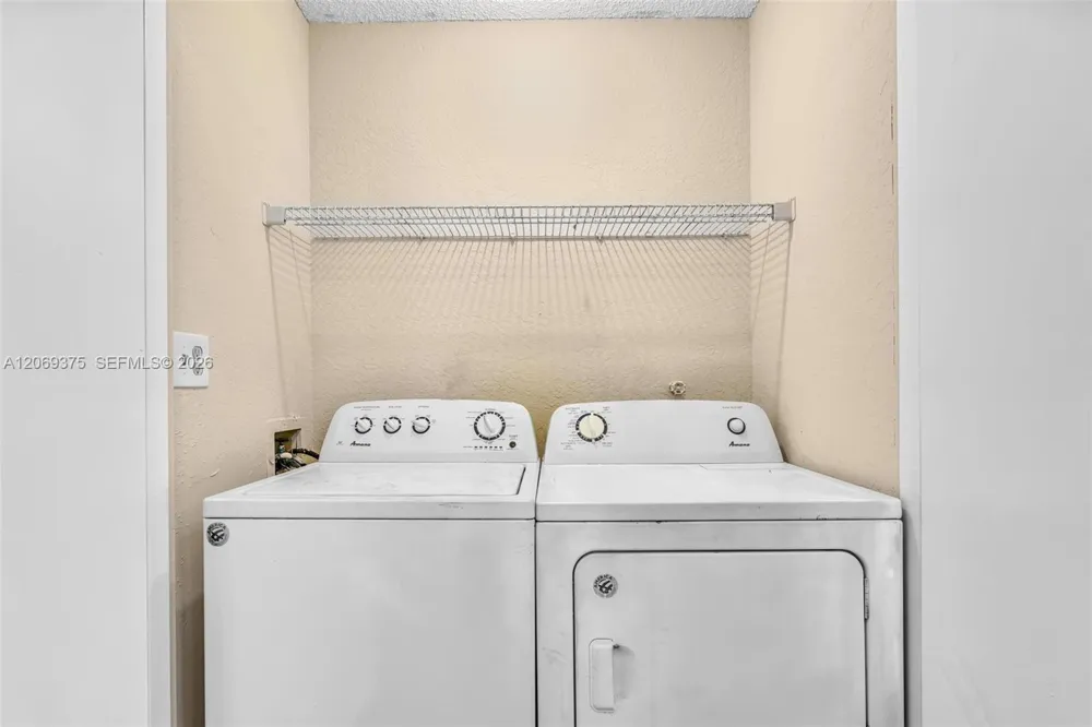 2850 Oakland Forest Dr #208 Oakland Park, FL 33309