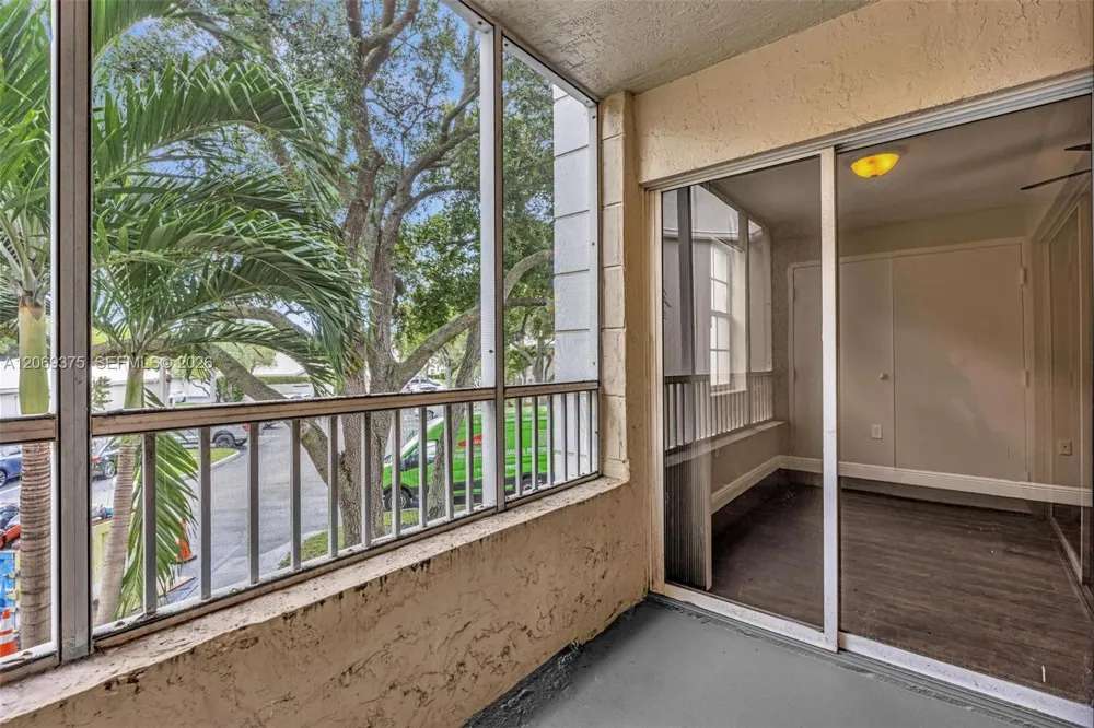 2850 Oakland Forest Dr #208 Oakland Park, FL 33309