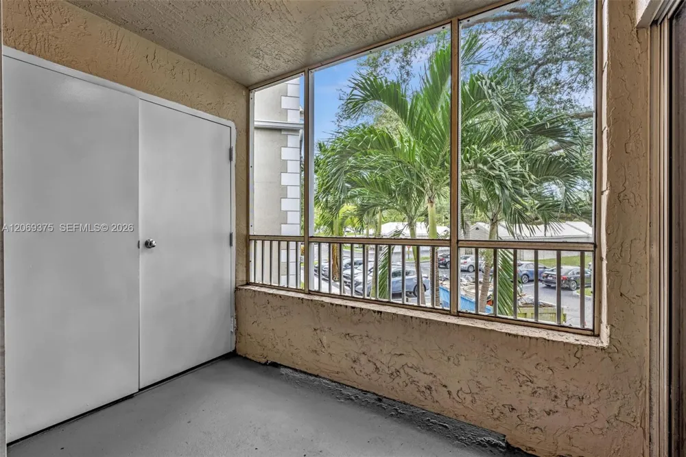 2850 Oakland Forest Dr #208 Oakland Park, FL 33309