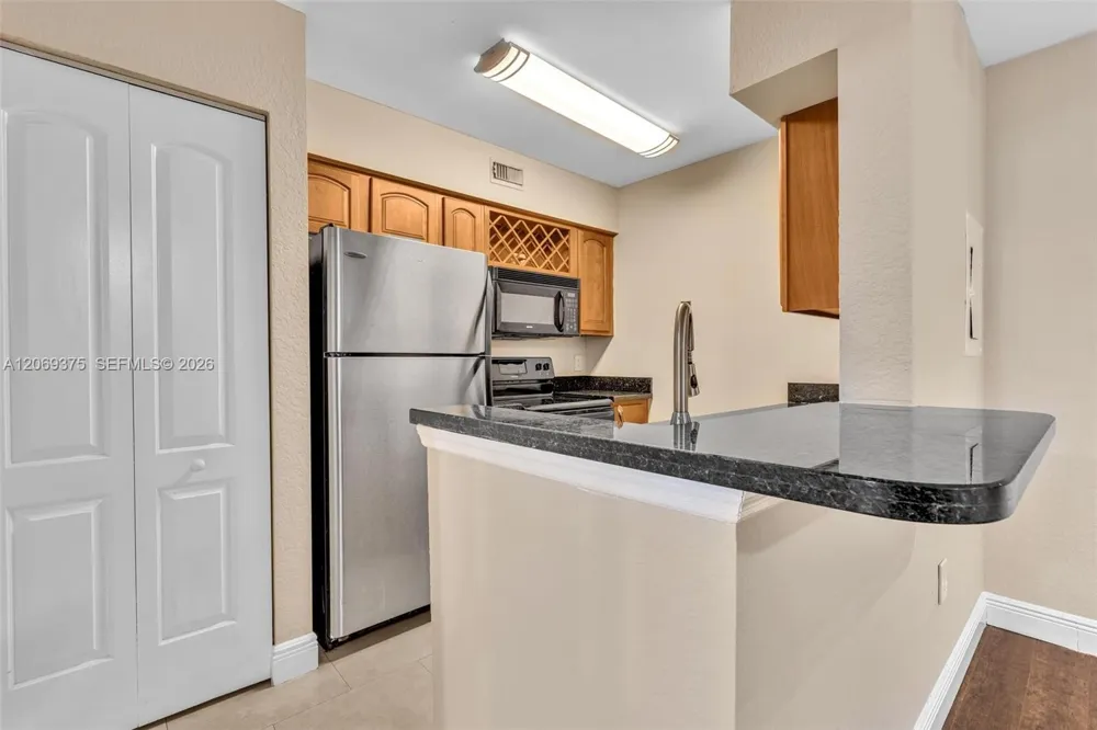 2850 Oakland Forest Dr #208 Oakland Park, FL 33309