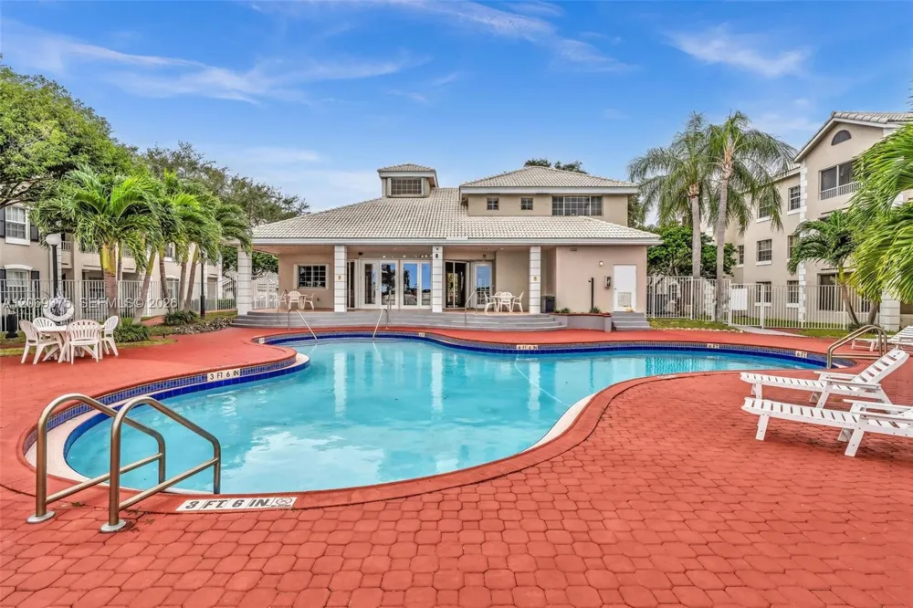 2850 Oakland Forest Dr #208 Oakland Park, FL 33309