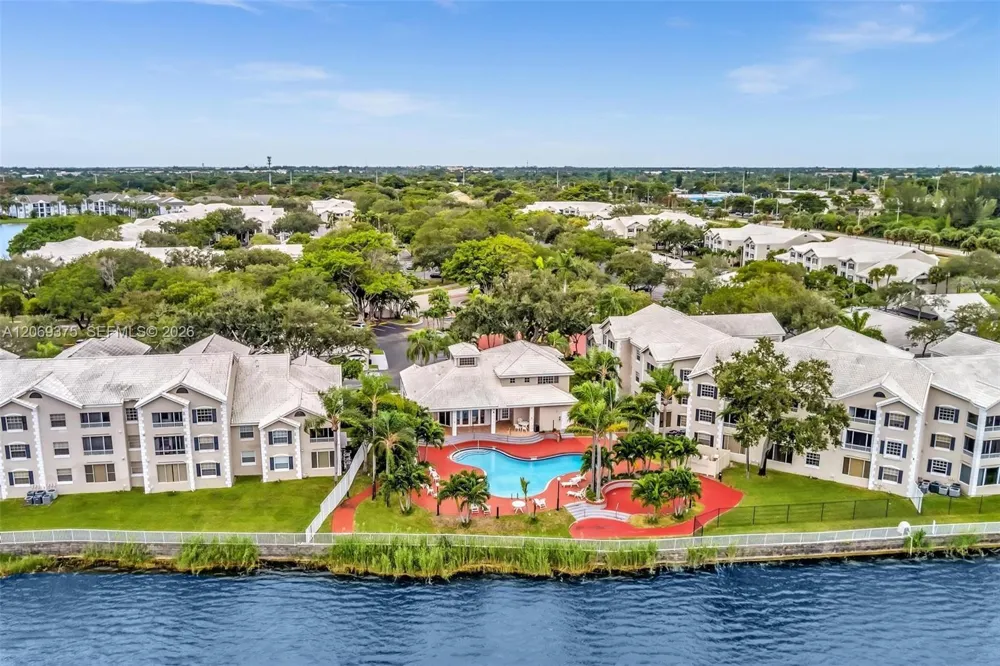 2850 Oakland Forest Dr #208 Oakland Park, FL 33309