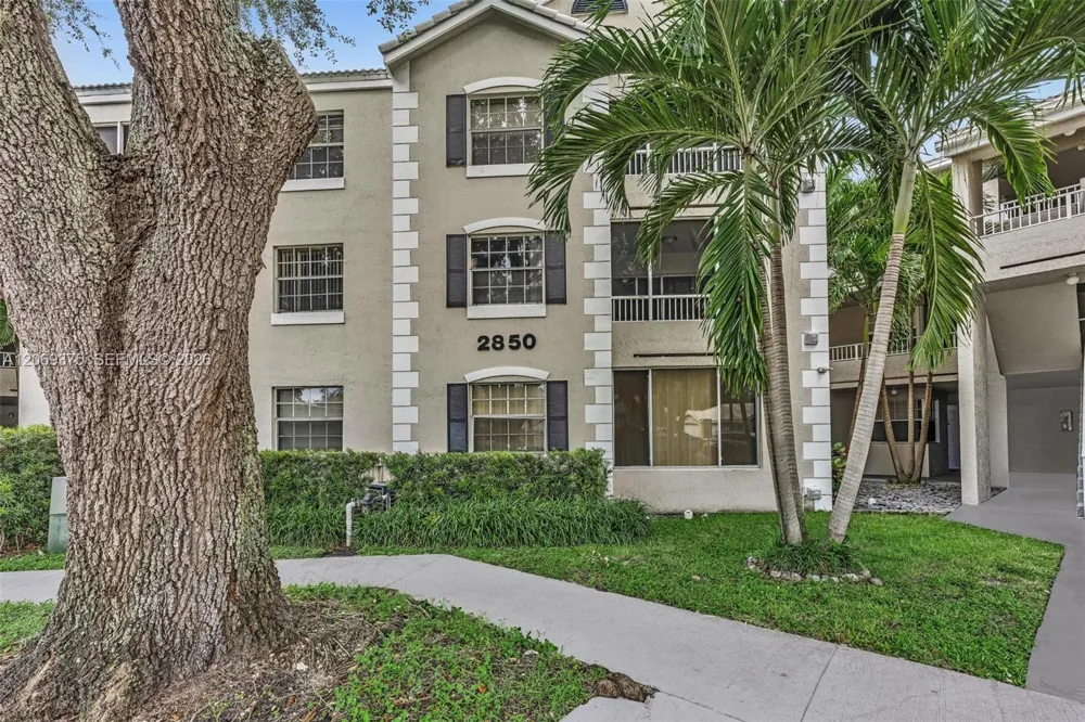 2850 Oakland Forest Dr #208 Oakland Park, FL 33309