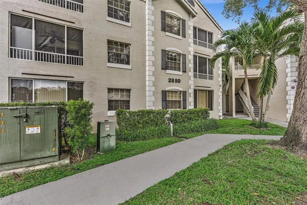 2850 Oakland Forest Dr #208 Oakland Park, FL 33309