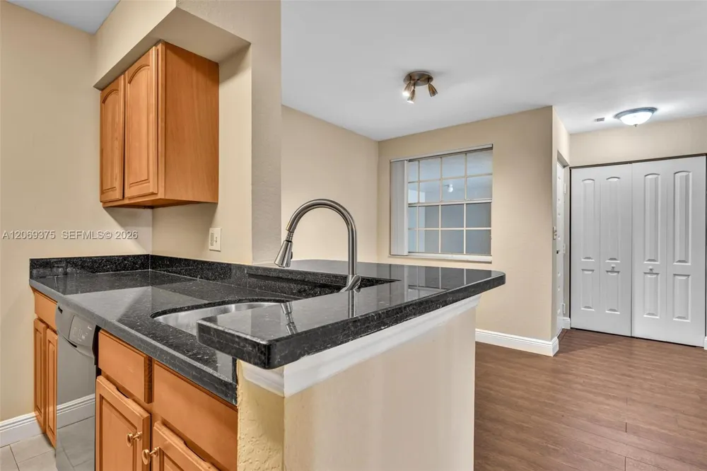 2850 Oakland Forest Dr #208 Oakland Park, FL 33309