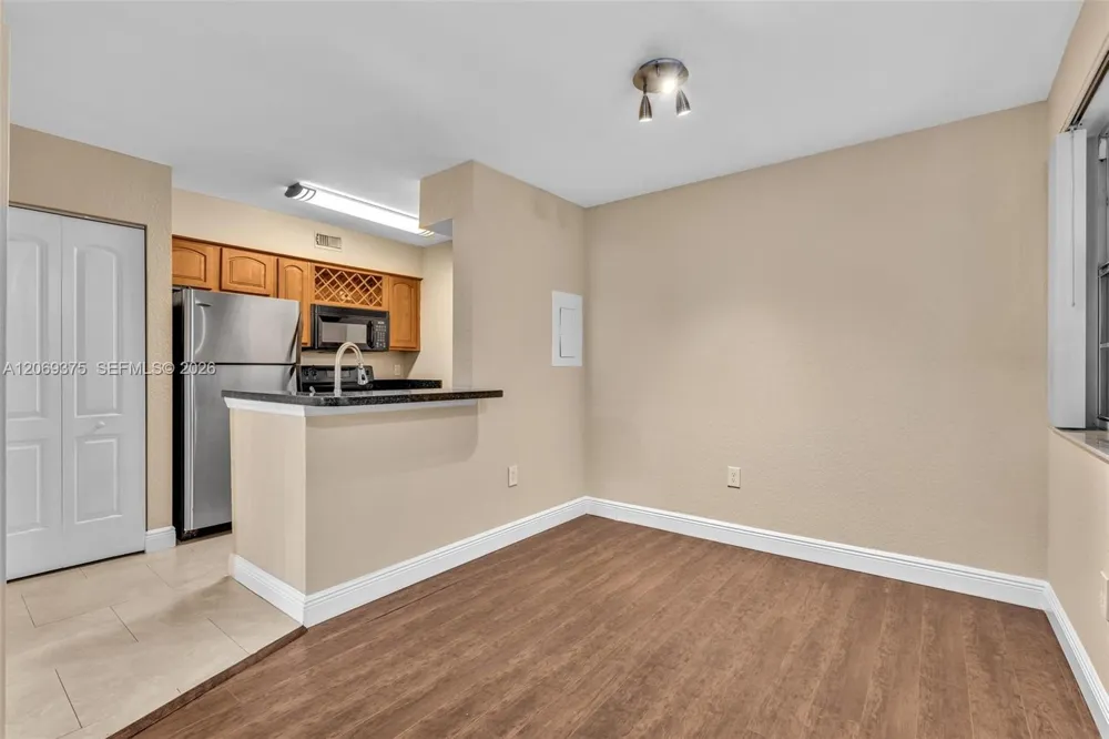 2850 Oakland Forest Dr #208 Oakland Park, FL 33309