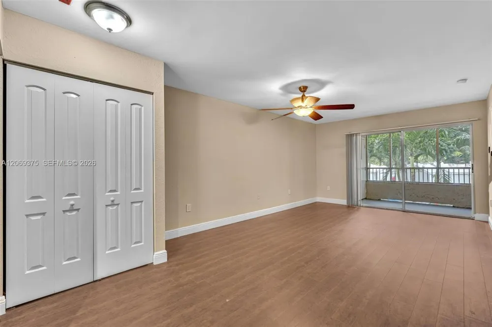 2850 Oakland Forest Dr #208 Oakland Park, FL 33309