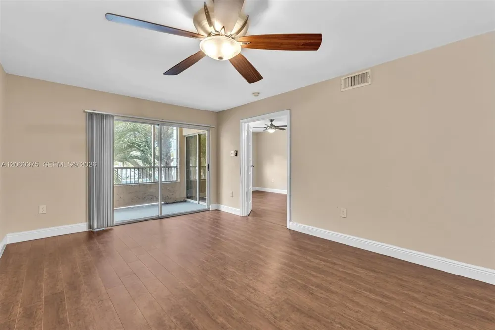 2850 Oakland Forest Dr #208 Oakland Park, FL 33309