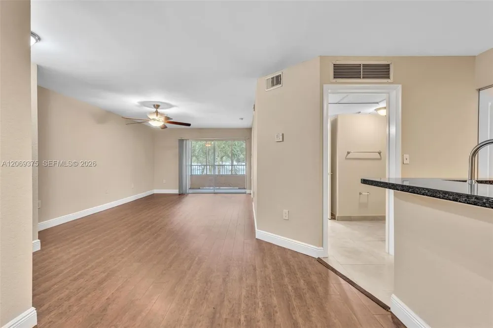 2850 Oakland Forest Dr #208 Oakland Park, FL 33309