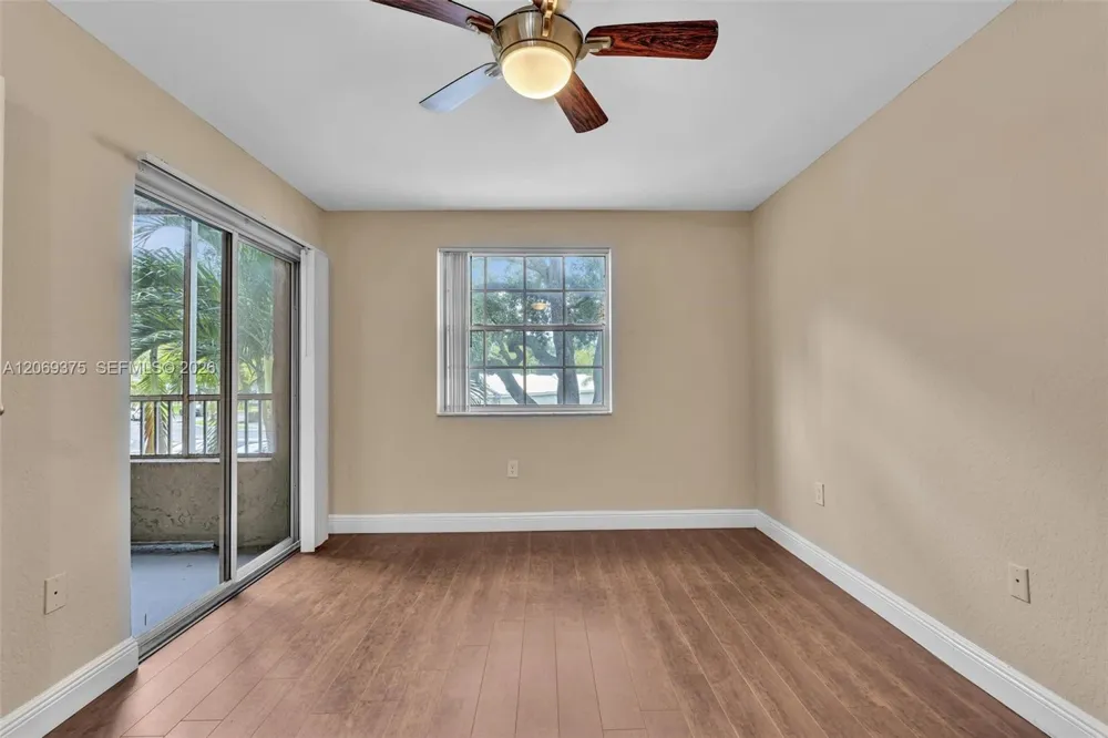 2850 Oakland Forest Dr #208 Oakland Park, FL 33309