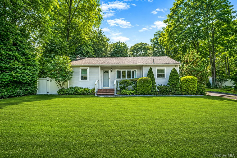 24 Oakcrest Avenue Middle Island, NY 11953