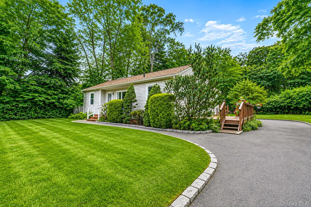 24 Oakcrest Avenue Middle Island, NY 11953