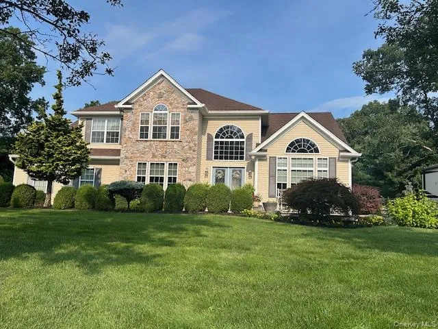 11 Horstead Court Yaphank, NY 11980