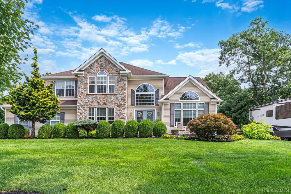 11 Horstead Court Yaphank, NY 11980