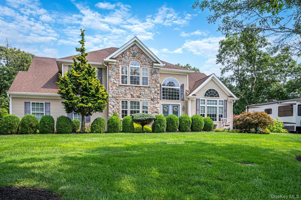11 Horstead Court Yaphank, NY 11980