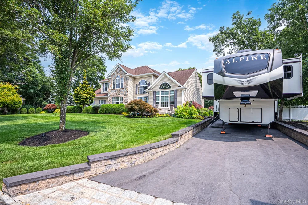 11 Horstead Court Yaphank, NY 11980