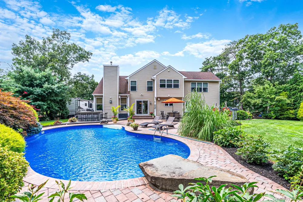 11 Horstead Court Yaphank, NY 11980