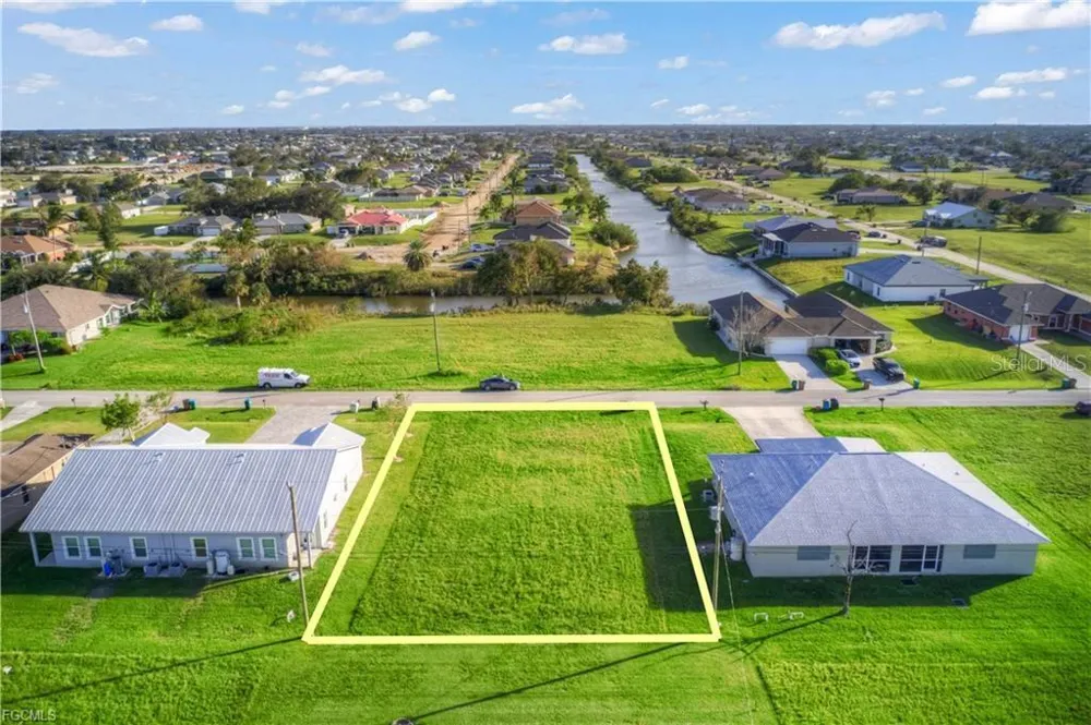 833 NE 15TH LANE Cape Coral, FL 33909