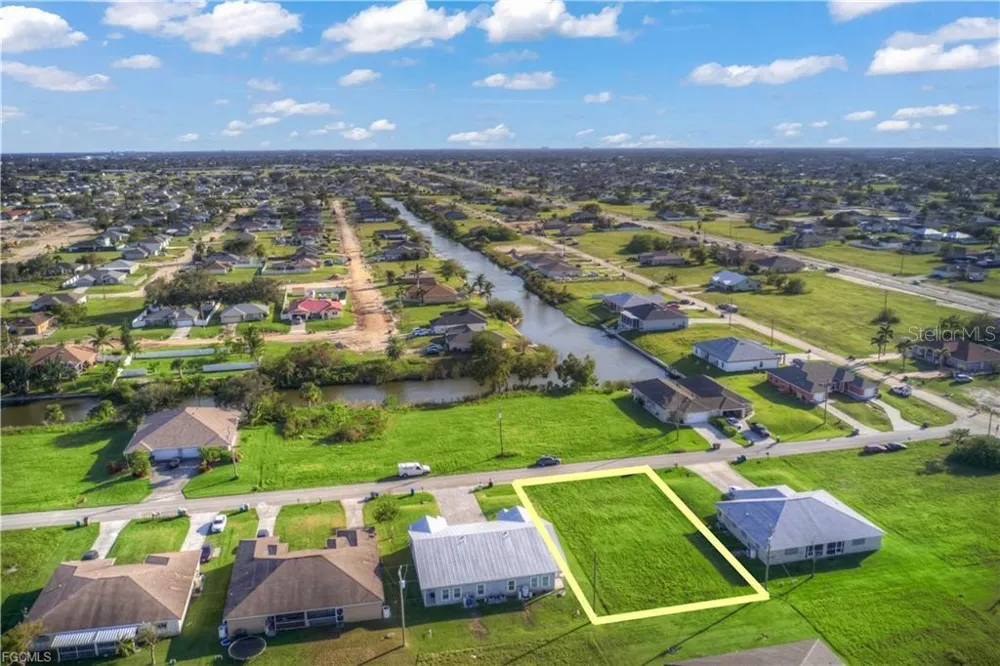 833 NE 15TH LANE Cape Coral, FL 33909