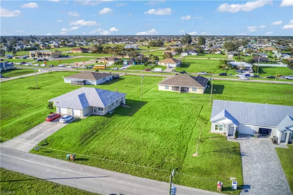 833 NE 15TH LANE Cape Coral, FL 33909