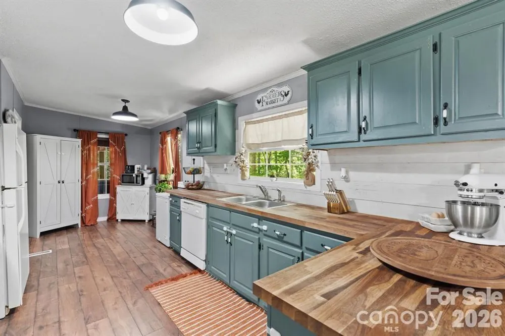 122 Fallswood Court Hendersonville, NC 28739