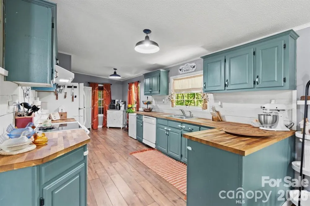 122 Fallswood Court Hendersonville, NC 28739