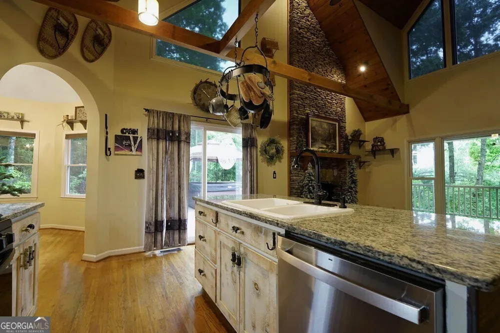 165 Amelia LN Blue Ridge, GA 30513