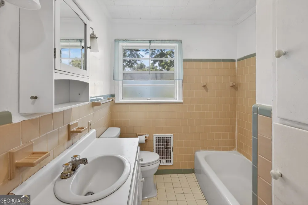 310 S Leroy ST Metter, GA 30439