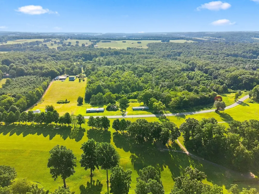940 N Brace Rd Summertown, TN 38483