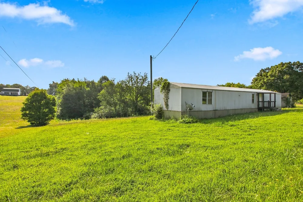 940 N Brace Rd Summertown, TN 38483