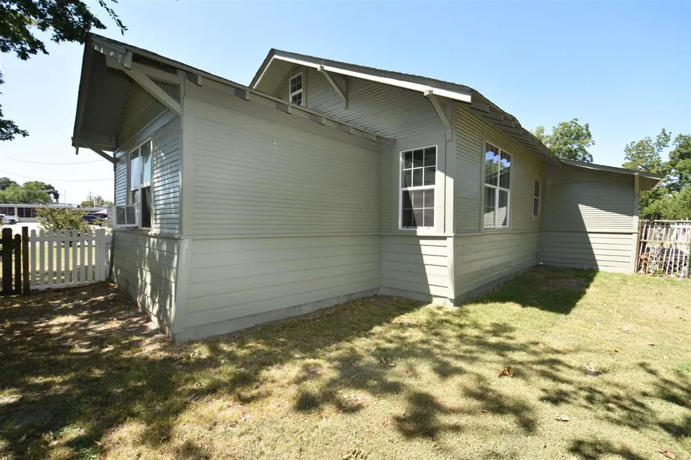 215 E 11th Street Bonham, TX 75418