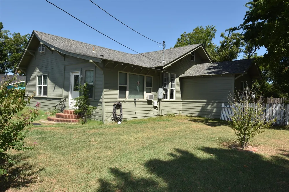 215 E 11th Street Bonham, TX 75418