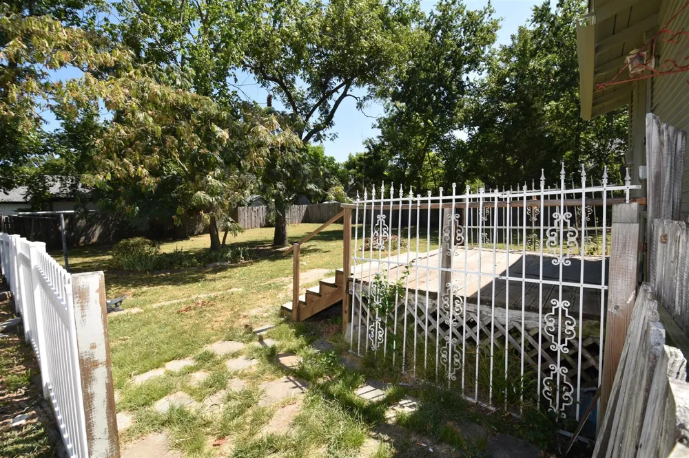 215 E 11th Street Bonham, TX 75418