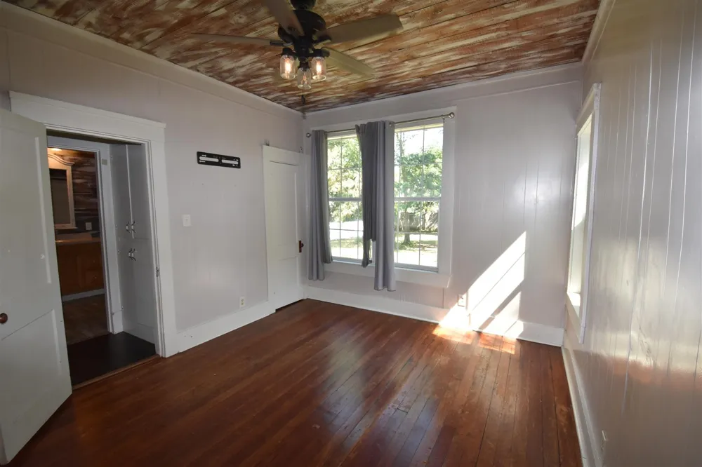 215 E 11th Street Bonham, TX 75418