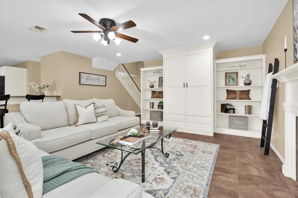 1915 E Lake Drive Huntsville, TX 77340
