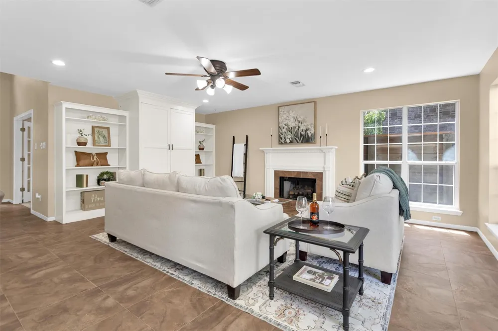 1915 E Lake Drive Huntsville, TX 77340