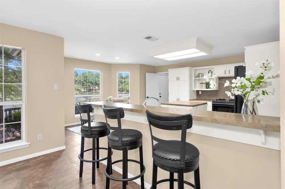 1915 E Lake Drive Huntsville, TX 77340