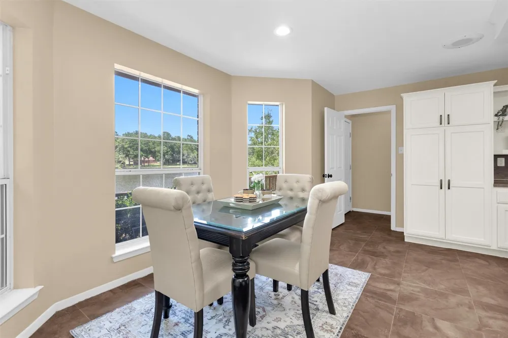 1915 E Lake Drive Huntsville, TX 77340