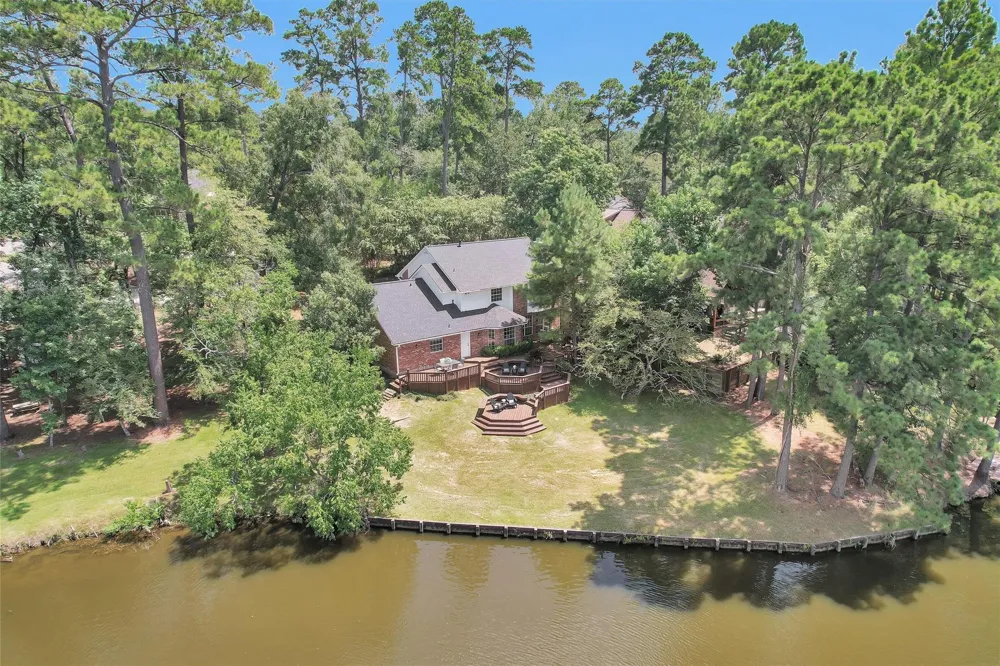 1915 E Lake Drive Huntsville, TX 77340