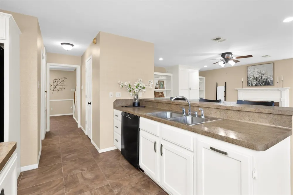 1915 E Lake Drive Huntsville, TX 77340