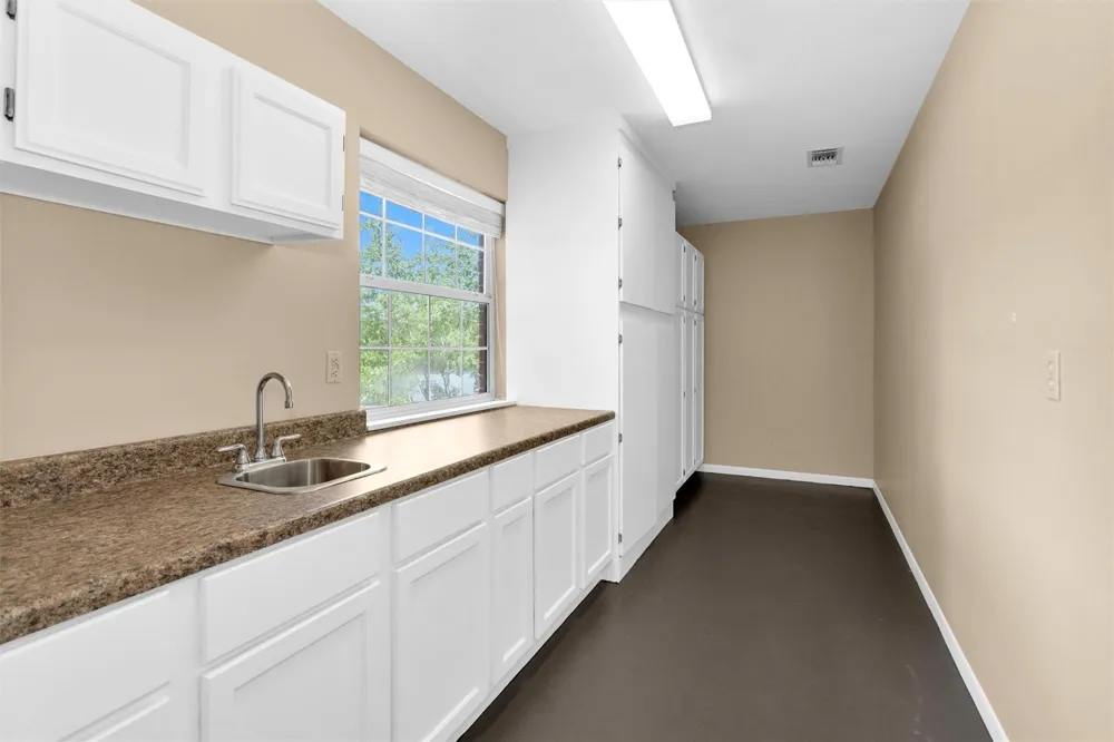 1915 E Lake Drive Huntsville, TX 77340