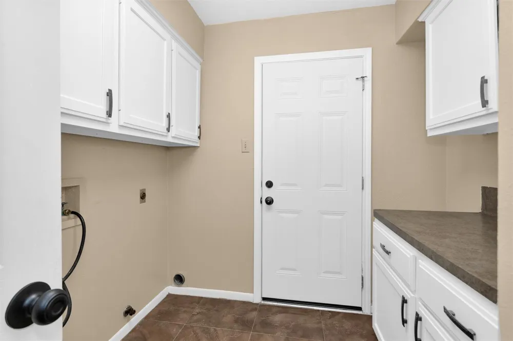 1915 E Lake Drive Huntsville, TX 77340