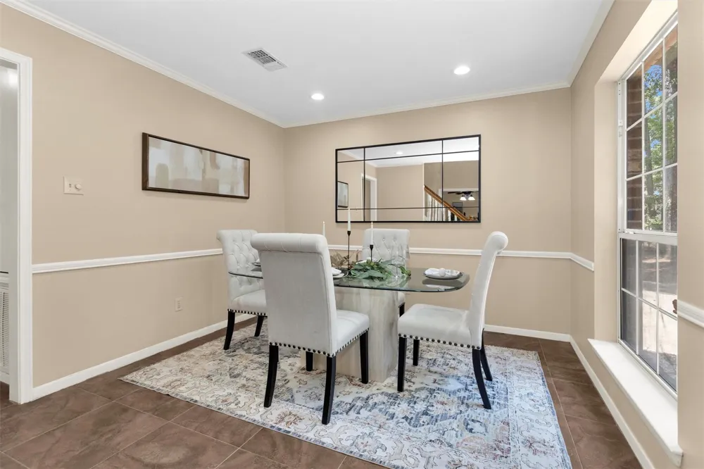 1915 E Lake Drive Huntsville, TX 77340