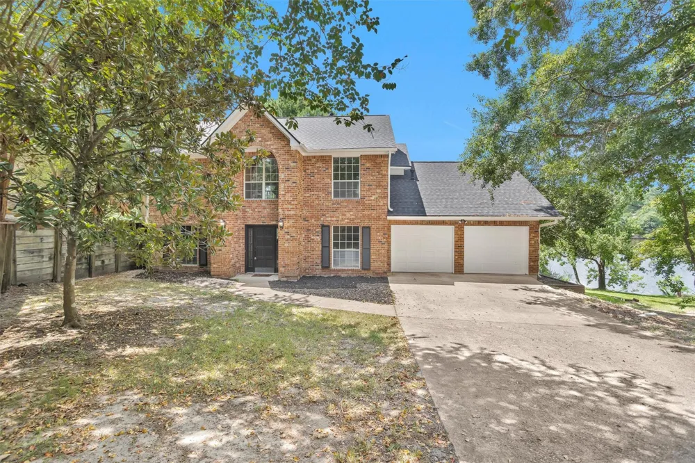 1915 E Lake Drive Huntsville, TX 77340