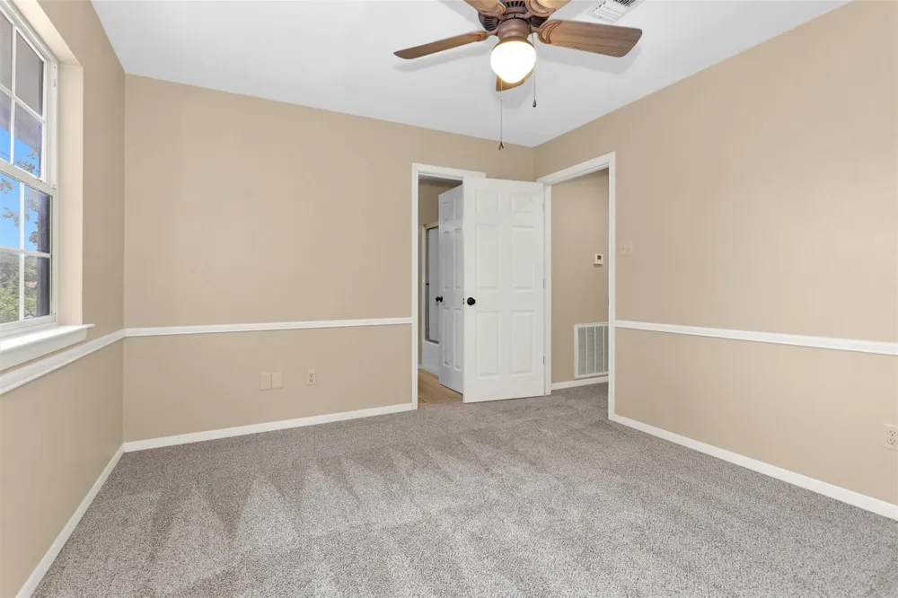 1915 E Lake Drive Huntsville, TX 77340